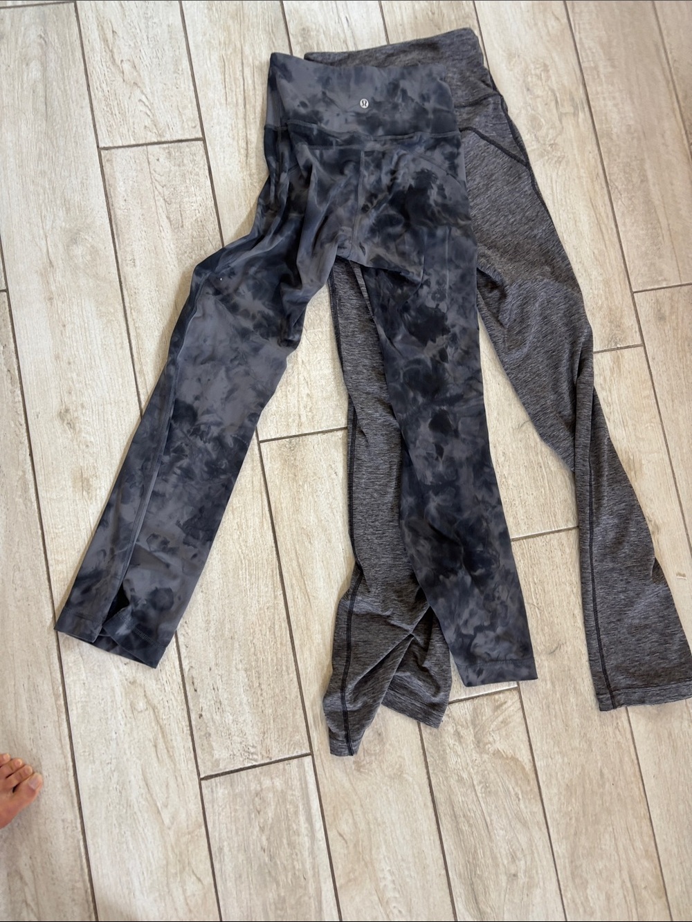 lululemon athletica women’s' Black & Charcoal Tie-Dye Leggings